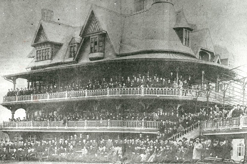 Crowd at the Jockey Club in Fairgrounds Park watching the St. Louis Derby in 1896