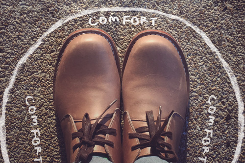 Shoes on the floor with circle border line and the word : Comfort